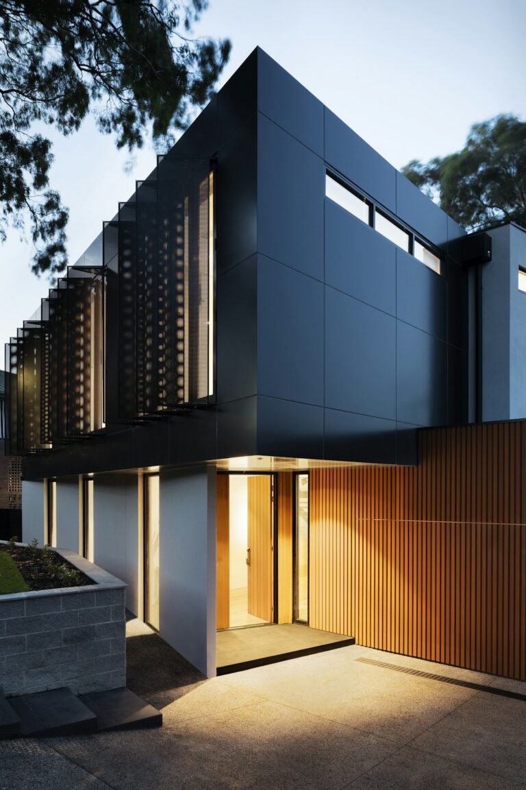 Estimasi Biaya Pemasangan Pagar Rumah Minimalis Modern (Besi Hollow Galvanis & Woodplank) di Malang: Model Geser & Lipat