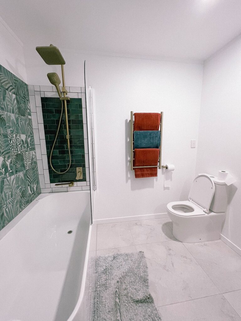 Panduan Lengkap Renovasi Kamar Mandi Minimalis: Sanitair, Saluran Pipa, & Keramik Kasar